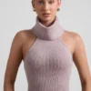 Haut dos nu à col roulé en maille côtelée Sakari, couleur taupe Haut dos nu à col roulé en maille côtelée Sakari, couleur taupe