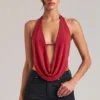 Haut drapé à col bénitier Zenna en rouge cerise Haut drapé à col bénitier Zenna en rouge cerise