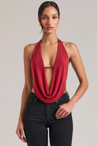 Haut drapé à col bénitier Zenna en rouge cerise