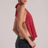 Haut drapé à col bénitier Zenna en rouge cerise Haut drapé à col bénitier Zenna en rouge cerise