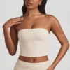 Haut en dentelle froncée sans bretelles Tamia, couleur ivoire Haut en dentelle froncée sans bretelles Tamia, couleur ivoire
