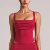 Haut à encolure carrée Veya en rouge cerise Haut à encolure carrée Veya en rouge cerise