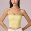 Haut Hania en modal et broderie anglaise, couleur jaune citron Haut Hania en modal et broderie anglaise, couleur jaune citron