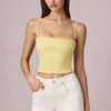 Haut Hania en modal et broderie anglaise, couleur jaune citron Haut Hania en modal et broderie anglaise, couleur jaune citron