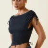 Haut Kaede à dos nu froncé et asymétrique en noir Haut Kaede à dos nu froncé et asymétrique en noir