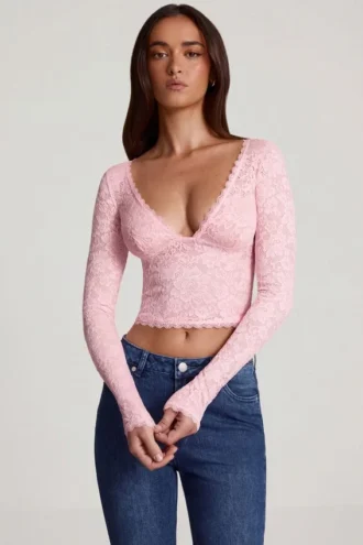 Haut à manches longues en dentelle transparente à encolure plongeante Lioren, couleur rose