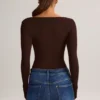 Haut à manches longues et encolure carrée Kaia en modal, couleur chocolat Haut à manches longues et encolure carrée Kaia en modal, couleur chocolat