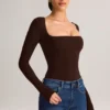 Haut à manches longues et encolure carrée Kaia en modal, couleur chocolat Haut à manches longues et encolure carrée Kaia en modal, couleur chocolat