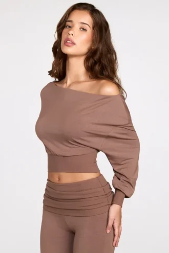 Haut à manches longues et épaules dénudées Quinn en modal, couleur moka