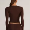 Haut à manches longues froncé Alia en modal, couleur chocolat Haut à manches longues froncé Alia en modal, couleur chocolat