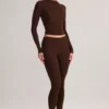 Haut à manches longues froncé Alia en modal, couleur chocolat Haut à manches longues froncé Alia en modal, couleur chocolat