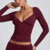 Haut à manches longues froncé Emry en modal, couleur prune Haut à manches longues froncé Emry en modal, couleur prune