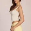 Haut à nouer dans le dos en modal Norelle, couleur ivoire Haut à nouer dans le dos en modal Norelle, couleur ivoire