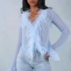 Haut transparent Elisia à bordure de plumes, bleu pâle Haut transparent Elisia à bordure de plumes, bleu pâle