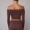 Haut transparent à manches longues et épaules dénudées, couleur marron taupe Haut transparent à manches longues et épaules dénudées, couleur marron taupe