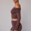 Haut transparent à manches longues et épaules dénudées, couleur marron taupe Haut transparent à manches longues et épaules dénudées, couleur marron taupe