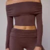 Haut transparent à manches longues et épaules dénudées, couleur marron taupe Haut transparent à manches longues et épaules dénudées, couleur marron taupe