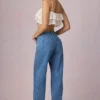 Jean Bobbi à taille mi-haute et jambes évasées, délavage bleu moyen Jean Bobbi à taille mi-haute et jambes évasées, délavage bleu moyen