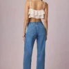 Jean Bobbi à taille mi-haute et jambes évasées, délavage bleu moyen Jean Bobbi à taille mi-haute et jambes évasées, délavage bleu moyen