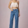 Jean Bobbi à taille mi-haute et jambes évasées, délavage bleu moyen Jean Bobbi à taille mi-haute et jambes évasées, délavage bleu moyen