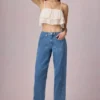 Jean Bobbi à taille mi-haute et jambes évasées, délavage bleu moyen Jean Bobbi à taille mi-haute et jambes évasées, délavage bleu moyen