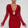 Jolie robe courte rouge à manches longues et décolleté plongeant