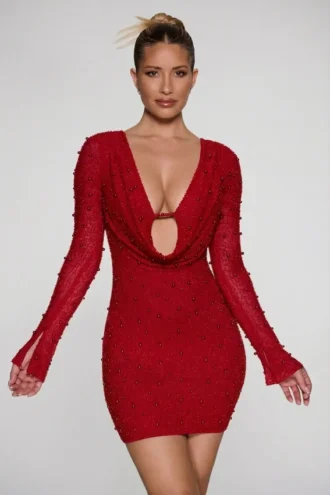 Jolie robe courte rouge à manches longues et décolleté plongeant
