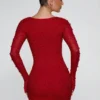Jolie robe courte rouge à manches longues et décolleté plongeant