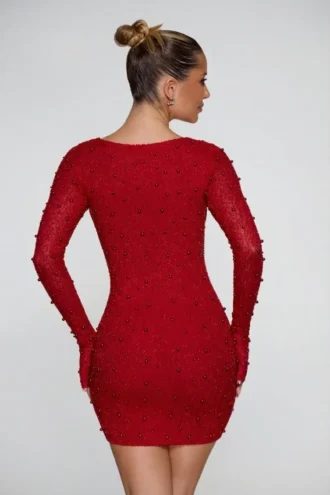 Jolie robe courte rouge à manches longues et décolleté plongeant