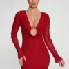 Jolie robe courte rouge à manches longues et décolleté plongeant