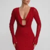 Jolie robe courte rouge à manches longues et décolleté plongeant