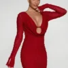 Jolie robe courte rouge à manches longues et décolleté plongeant