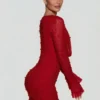 Jolie robe courte rouge à manches longues et décolleté plongeant