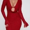 Jolie robe courte rouge à manches longues et décolleté plongeant