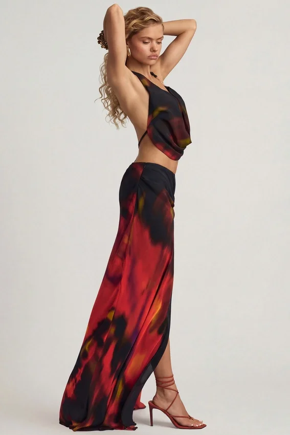 Jupe longue fendue à taille mi-haute Keona, imprimé flou rouge Jupe longue fendue à taille mi-haute Keona, imprimé flou rouge