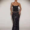 Jupe longue à taille mi-haute et fente sur la cuisse Nevara, ornée de paillettes, en noir-violet Jupe longue à taille mi-haute et fente sur la cuisse Nevara, ornée de paillettes, en noir-violet