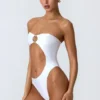 Maillot de bain 1 pièce bandeau à découpes orné de perles Miami en blanc Maillot de bain 1 pièce bandeau à découpes orné de perles Miami en blanc