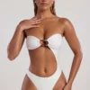 Maillot de bain 1 pièce bandeau Tulum à découpes et perles, couleur ivoire Maillot de bain 1 pièce bandeau Tulum à découpes et perles, couleur ivoire