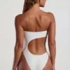 Maillot de bain 1 pièce bandeau Tulum à découpes et perles, couleur ivoire Maillot de bain 1 pièce bandeau Tulum à découpes et perles, couleur ivoire