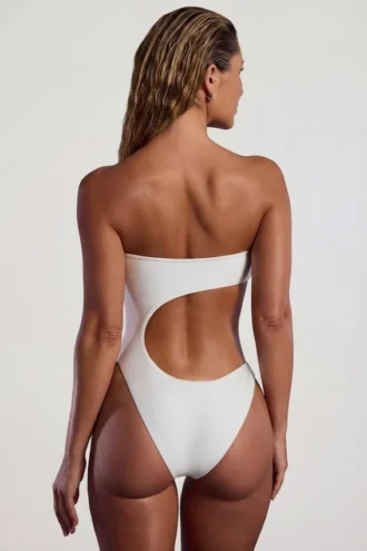 Maillot de bain 1 pièce bandeau Tulum à découpes et perles, couleur ivoire