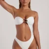 Maillot de bain 1 pièce bandeau Tulum à découpes et perles, couleur ivoire Maillot de bain 1 pièce bandeau Tulum à découpes et perles, couleur ivoire