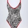 Maillot de bain 1 pièce dos croisé Ostend à détails charmants, imprimé zèbre Maillot de bain 1 pièce dos croisé Ostend à détails charmants, imprimé zèbre