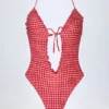Maillot de bain 1 pièce dos nu à volants et découpes Montjoi en vichy rouge Maillot de bain 1 pièce dos nu à volants et découpes Montjoi en vichy rouge