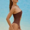 Maillot de bain 1 pièce Formentera à découpes et ornements, couleur chocolat Maillot de bain 1 pièce Formentera à découpes et ornements, couleur chocolat