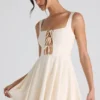 Micro-mini-robe trapèze à nœud Nanisca, couleur ivoire