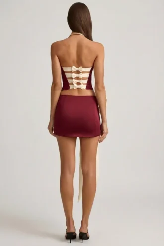 Mini-jupe taille basse Carola en satin avec nœud, couleur rouge vin