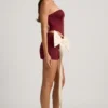 Mini-jupe taille basse Carola en satin avec nœud, couleur rouge vin Mini-jupe taille basse Carola en satin avec nœud, couleur rouge vin