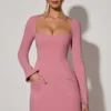 Mini-robe A-line à manches longues et encolure en cœur Corinne, couleur rose poudré Mini-robe A-line à manches longues et encolure en cœur Corinne, couleur rose poudré
