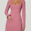 Mini-robe A-line à manches longues et encolure en cœur Corinne, couleur rose poudré Mini-robe A-line à manches longues et encolure en cœur Corinne, couleur rose poudré