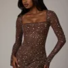 Mini-robe A-line à manches longues et ornements transparents Zeta, couleur Deep Cocoa Mini-robe A-line à manches longues et ornements transparents Zeta, couleur Deep Cocoa